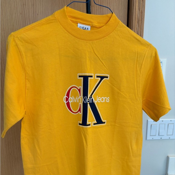 CALVIN KLEIN YELLOW T-SHIRT - NEW - SMALL - Picture 1 of 8